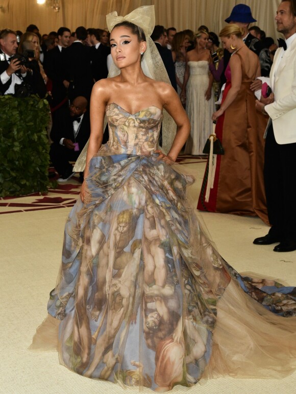 I VERA WANG: Ariana Grande iført en kreasjon fra Vera Wang på den stjernespekkede Met-gallaen i 2018. Foto: NTB scanpix I VERA WANG: Ariana Grande iført en kreasjon fra Vera Wang på den stjernespekkede Met-gallaen i 2018. Foto: NTB scanpix
